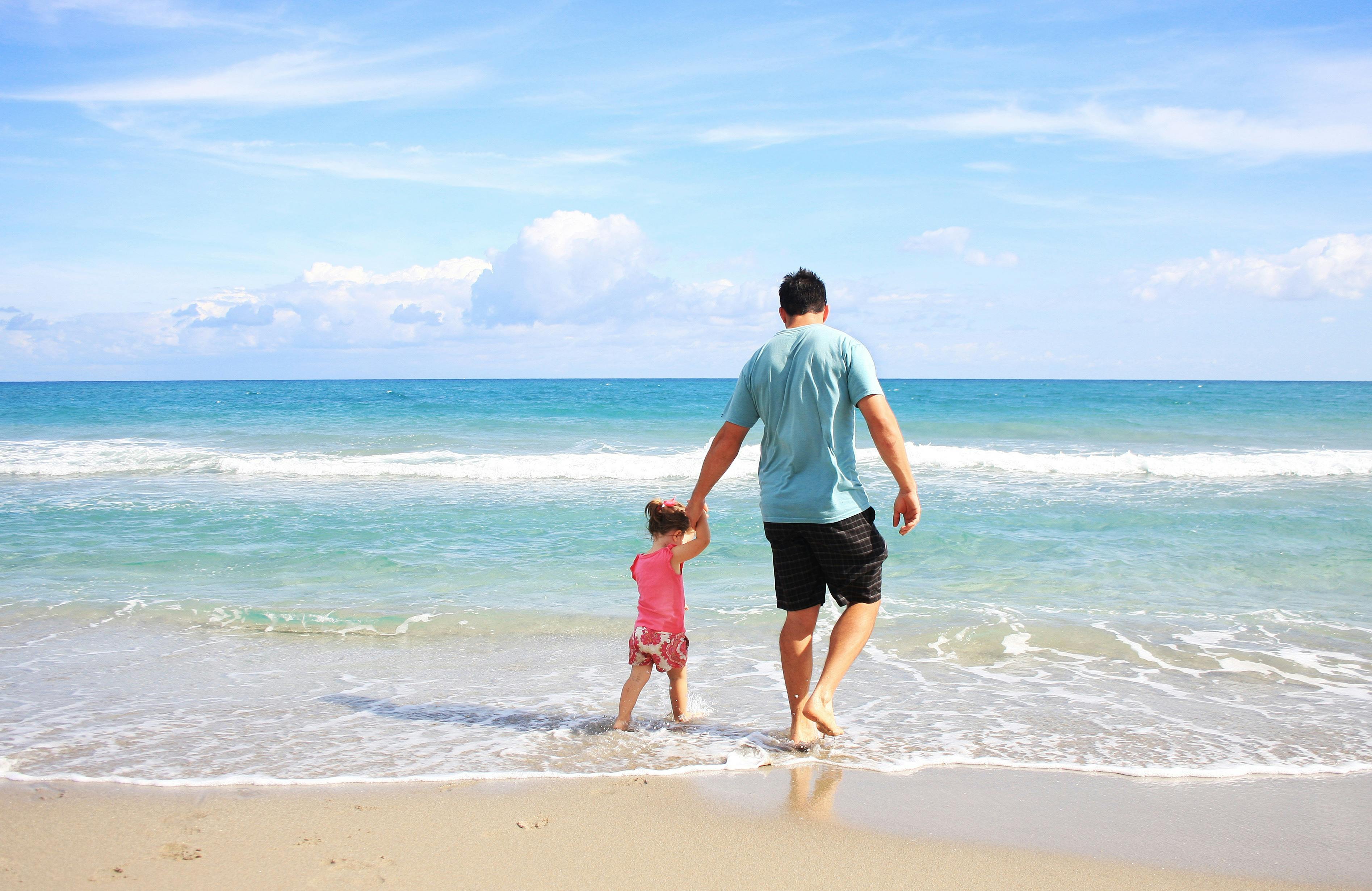 /files/Water/father-daughter-beach-sea-38302.jpeg
